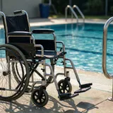 Piscina com elevador hidráulico de acessibilidade instalado na borda para transferência de cadeira de rodas